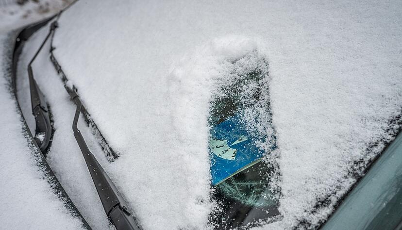 Parkscheine und Anwohnerausweise müssen grundsätzlich gut sichtbar im Auto liegen: Nachträglich durch Schnee oder Eis verdeckte Dokumente führen jedoch nicht zu einem Knöllchen, solange sie gültig sind. Parkscheine und Anwohnerausweise müssen grundsätzlich gut sichtbar im Auto liegen: Nachträglich durch Schnee oder Eis verdeckte Dokumente führen jedoch nicht zu einem Knöllchen, solange sie gültig sind.