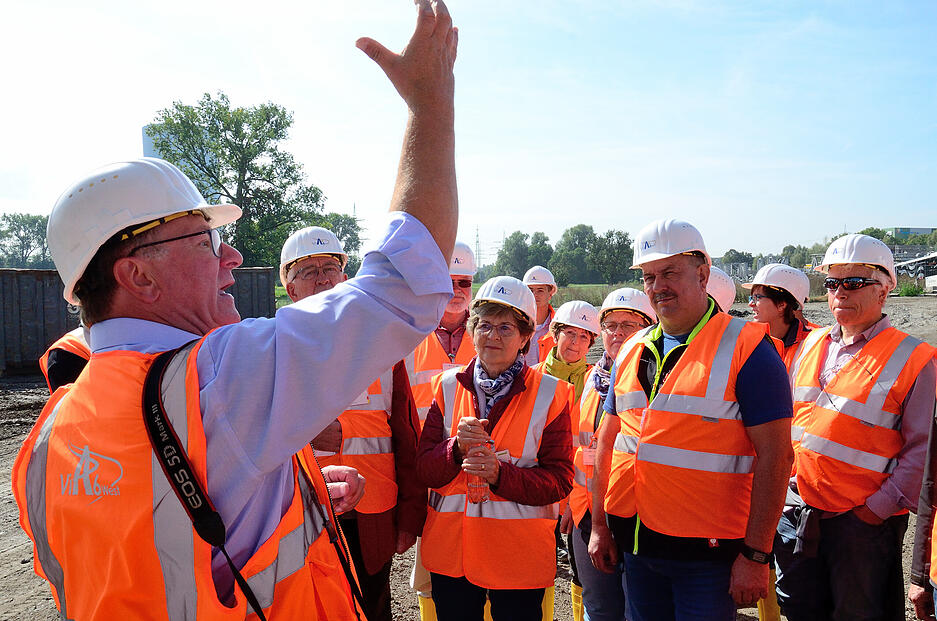 21 Leser lauschen den Ausführungen von Michael Endres (ViA6West), der die Gruppe über die Baustelle führt