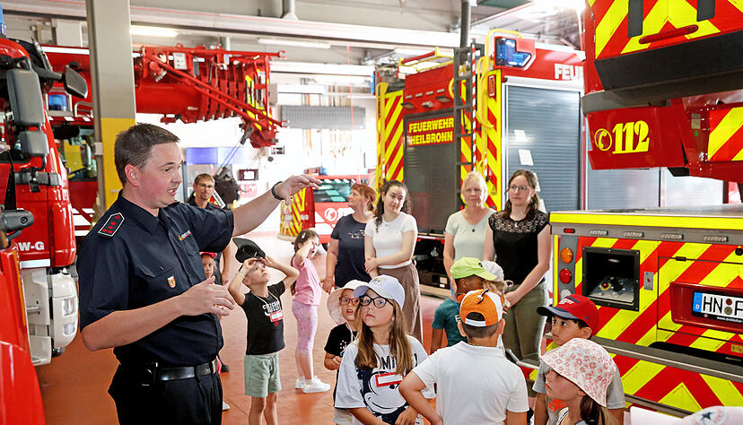 In der riesengroßen Fahrzeughalle sind alle Feuerwehrautos abfahrtbereit.