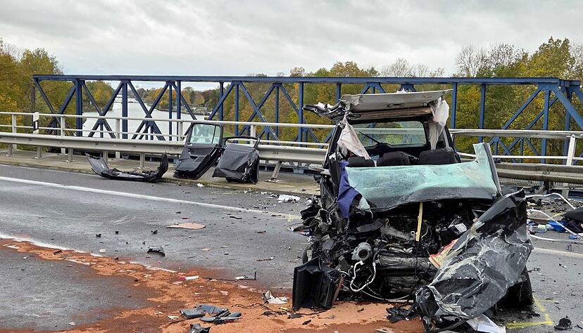 In dem Wagen wurden zwei Menschen schwer verletzt. In dem Wagen wurden zwei Menschen schwer verletzt.