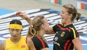 Anneke B&ouml;hmert (r) freut sich mit Maike St&ouml;ckel &uuml;bers Tor. Links die Chinesin Junxia Huang.