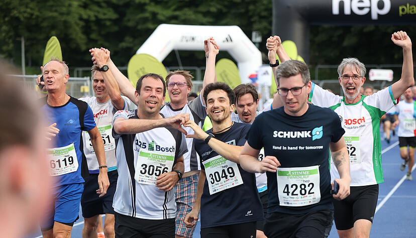 Die Stimmung der Läufer lässt sich vom schlechten Wetter nicht trüben. Welche der 7.000 Teilnehmer am Stimme-Firmenlauf schafften es zuerst über die Ziellinie? Die Stimmung der Läufer lässt sich vom schlechten Wetter nicht trüben. Welche der 7.000 Teilnehmer am Stimme-Firmenlauf schafften es zuerst über die Ziellinie?