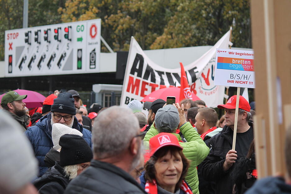 Vor dem Werkstor herrscht emotionale Stimmung zwischen Hoffnung und Entschlossenheit. Vor dem Werkstor herrscht emotionale Stimmung zwischen Hoffnung und Entschlossenheit.
