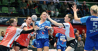 Ihr Trikot hat Paulina Uscinowicz (am Ball) am Mittwochabend nicht getauscht, auch wenn es ihre Gegenspielerinnen offenbar gerne gehabt h&auml;tten. Zwei Tore aus sieben W&uuml;rfen der Polin standen aber stellvertretend f&uuml;r das gr&ouml;&szlig;te Manko der Sport-Union.