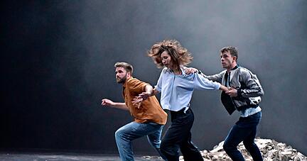 Die Compagnie Michèle Noiret aus Brüssel verhandelt tänzerisch-performativ Untergangsszenen in "Le chant des ruines".

Foto: Sergine Laloux