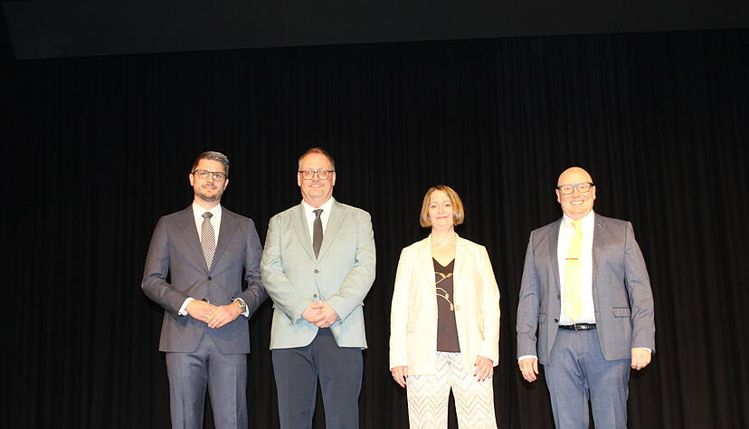 Diese vier wollen B&uuml;rgermeister von Pfedelbach werden (von rechts): Daniel Vogelmann, Ina Krone, Mark D&uuml;rr, Jens M&uuml;ller.