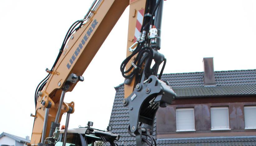 In der Brunnenstraße werden Elektroanschlüsse verlegt. Fotos: Ute Plückthun