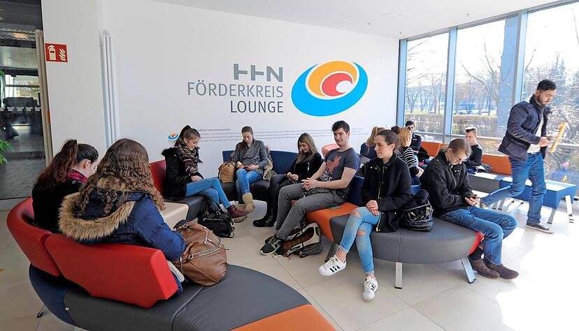 Kurze Pause bevor es weitergeht. Das nagelneue Endlossofa steht im Forum vor der Aula.Foto: Dennis Mugler