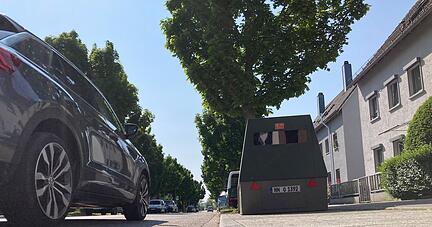 Verkehrsüberwachung mit Kennzeichen: Die Stadt Neckarsulm mietet vermehrt einen sogenannten Trailer an, kürzlich stand er in der Binswanger Straße.
Foto: Simon Gajer