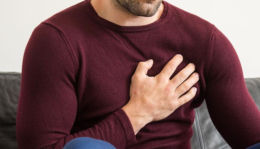 Druck und Schmerzen in der Brust: Was tun bei einem Angina-Pectoris-Anfall?