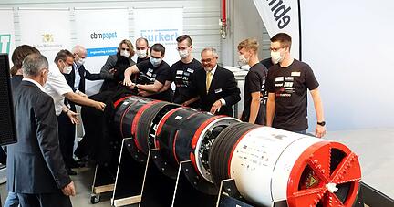 Die Tunnelbohrmaschine wird enth&uuml;llt. Mit dabei sind auch Minister Peter Hauk (im wei&szlig;en Hemd links) und der ehemalige Mosbacher OB und F&ouml;rderer der DHBW in Mosbach, Gerhard Lauth (Dritter von rechts).
Foto: Christian Gleichauf