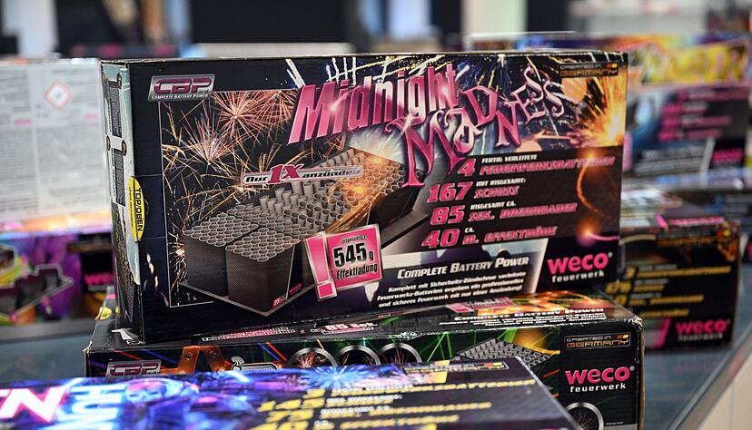 Im Showroom der Feuerwerksfirma Weco liegen Silvester-Raketen und -feuerwerk.