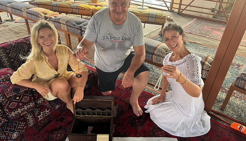 Ihre Eltern kommen die 26-Jährige auch ab und an in Dubai besuchen. Ihre Eltern kommen die 26-Jährige auch ab und an in Dubai besuchen.