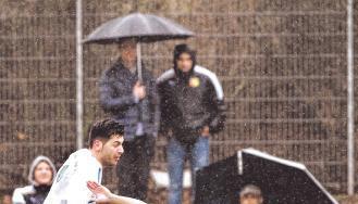 Der Aramäer Konstantin Tolu foult in dieser Szene den Friedrichshaller Thomas Benner (rechts). Benner erzielte nach dem Rückstand den zwischenzeitlichen Ausgleich. Am Ende siegte der FSV mit 2:1.Foto: Andreas Veigel Der Aramäer Konstantin Tolu foult in dieser Szene den Friedrichshaller Thomas Benner (rechts). Benner erzielte nach dem Rückstand den zwischenzeitlichen Ausgleich. Am Ende siegte der FSV mit 2:1.Foto: Andreas Veigel