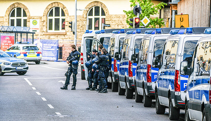 Einsatzkräfte der Polizei stehen nach Ausschreitungen bei einer Eritrea-Veranstaltung auf der Straße. Die Polizei will trotz der Absage am kommenden Samstag mit erhöhter Präsenz vor Ort sein.