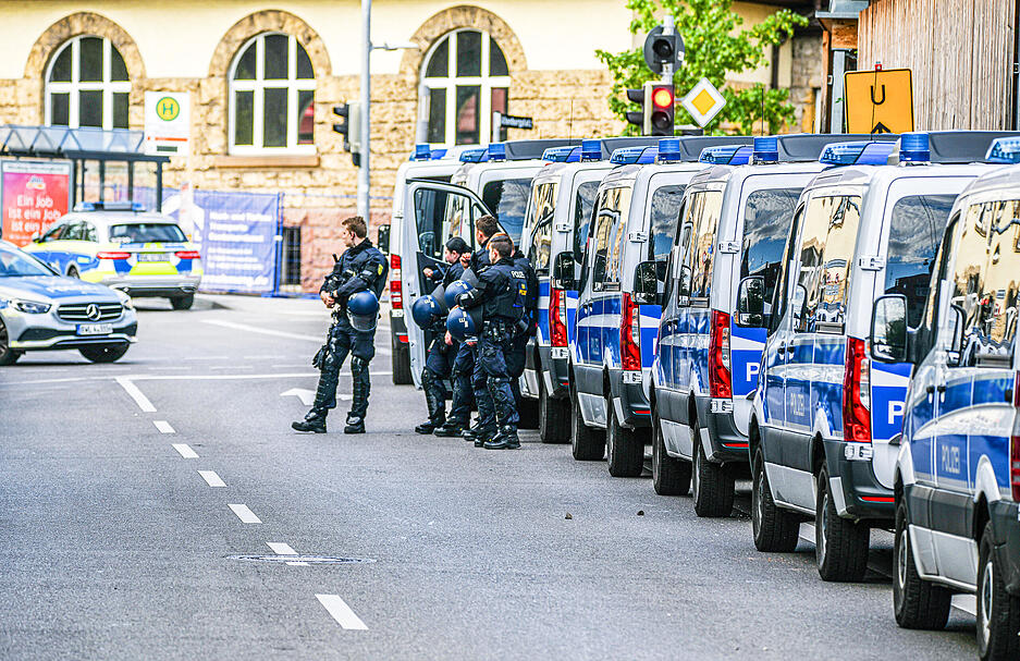 Einsatzkräfte der Polizei stehen nach Ausschreitungen bei einer Eritrea-Veranstaltung auf der Straße.