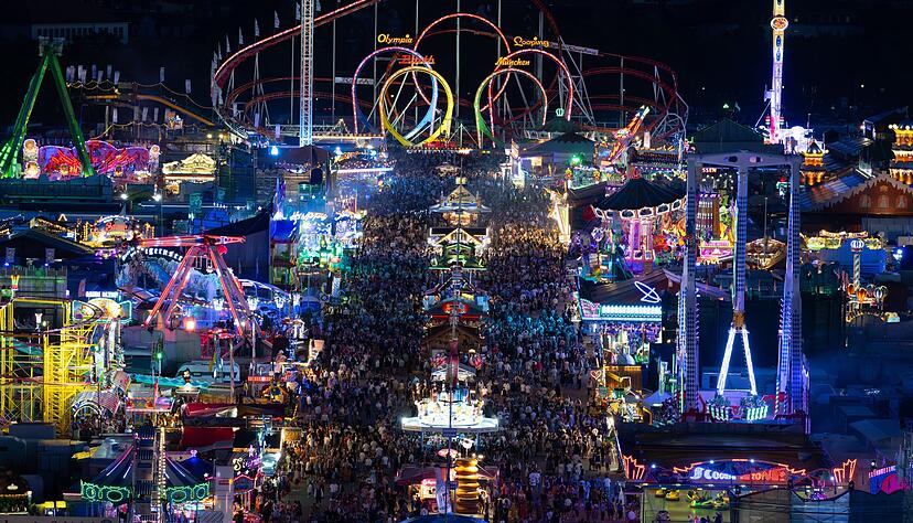 Bis in den sp&auml;ten Abend hinein blieb es voll auf dem Gel&auml;nde.