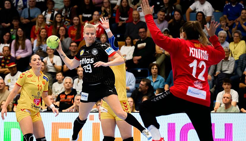 DHB-Spielführerin Antje Döll ließ gegen Nordmazedonien noch einige Chancen ungenutzt, war mit sieben Treffern gegen Belgien dann aber erfolgreichste deutsche Torschützin. DHB-Spielführerin Antje Döll ließ gegen Nordmazedonien noch einige Chancen ungenutzt, war mit sieben Treffern gegen Belgien dann aber erfolgreichste deutsche Torschützin.