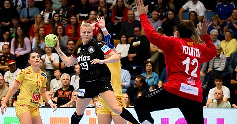 DHB-Spielführerin Antje Döll ließ gegen Nordmazedonien noch einige Chancen ungenutzt, war mit sieben Treffern gegen Belgien dann aber erfolgreichste deutsche Torschützin. DHB-Spielführerin Antje Döll ließ gegen Nordmazedonien noch einige Chancen ungenutzt, war mit sieben Treffern gegen Belgien dann aber erfolgreichste deutsche Torschützin.