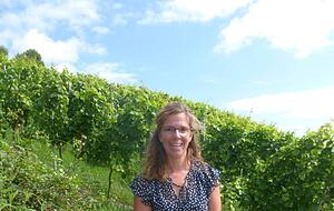 Zwischen den Reben am Scheuerberg kennt sich Michaela Metzger bestens aus, genau wie mit "WeinGl&uuml;ckGenuss".
Foto: Vanessa M&uuml;ller