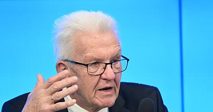 Winfried Kretschmann (Bündnis 90/Die Grünen), Ministerpräsident von BW, beantwortet Fragen.