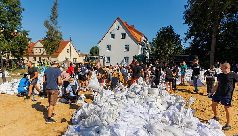 Menschen arbeiten in Polen an der Verstärkung der Deiche. Menschen arbeiten in Polen an der Verstärkung der Deiche.