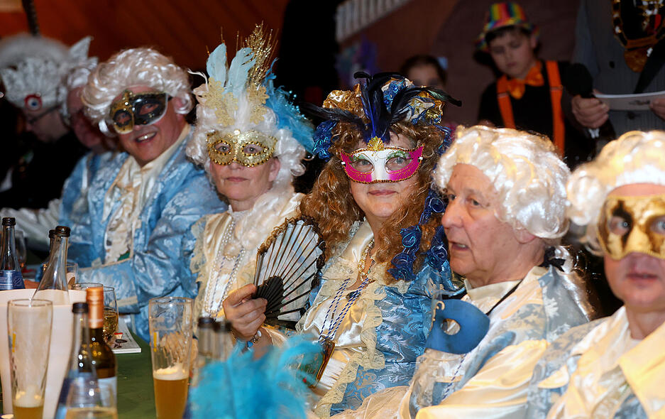 Der Gundelsheimer Carneval-Verein feierte am Samstag, den 25. Januar, die erste von sieben Prunksitzungen in der historischen Deutschmeisterhalle. Der Gundelsheimer Carneval-Verein feierte am Samstag, den 25. Januar, die erste von sieben Prunksitzungen in der historischen Deutschmeisterhalle.