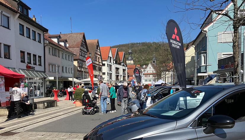 Die Vielfalt der ausgestellten Fahrzeuge gefällt den Besuchern.