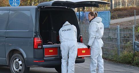 Mitglieder der Spurensicherung der Polizei sind im Einsatz. Nahe dem Bahnhof von Wiesloch im Rhein-Neckar-Kreis ist die Leiche eines Mannes gefunden worden. Mitglieder der Spurensicherung der Polizei sind im Einsatz. Nahe dem Bahnhof von Wiesloch im Rhein-Neckar-Kreis ist die Leiche eines Mannes gefunden worden.