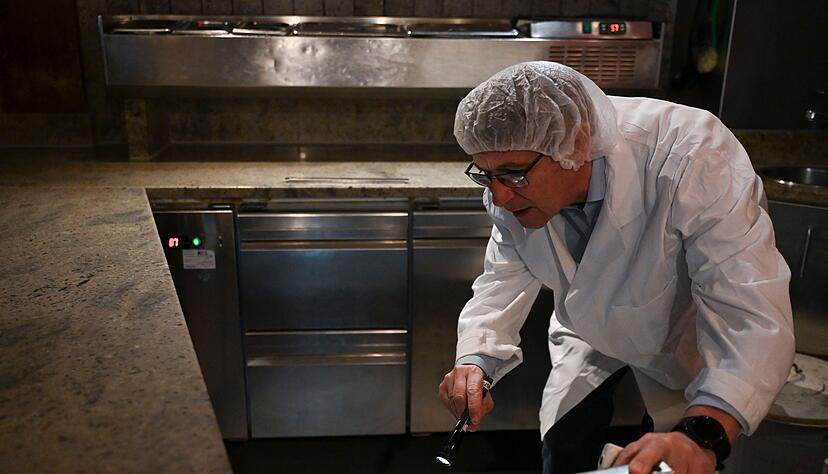 Die Experten von der Lebensmittelkontrolle begutachten jeden Schrank.