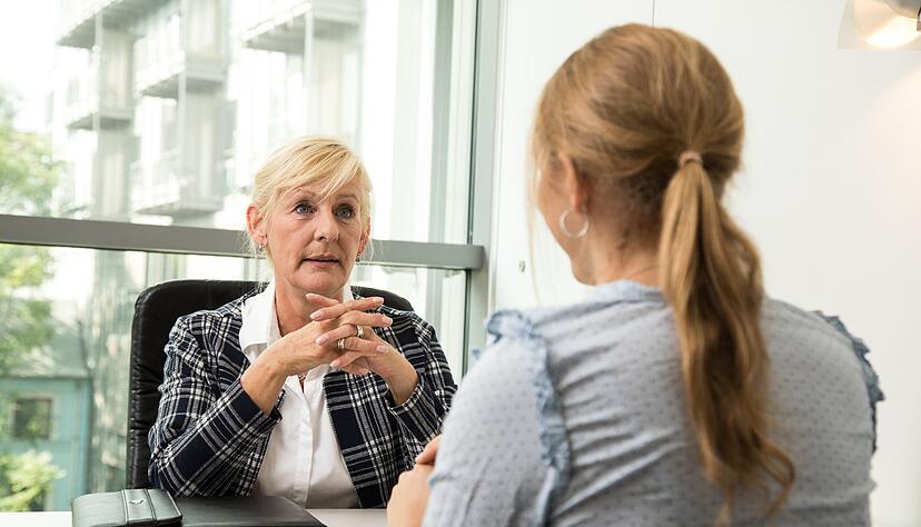 Abmahnung erhalten: Jetzt ist es wichtig, aktiv zu werden und das Gespr&auml;ch mit der F&uuml;hrungskraft zu suchen, um m&ouml;gliche Missverst&auml;ndnisse auszur&auml;umen.