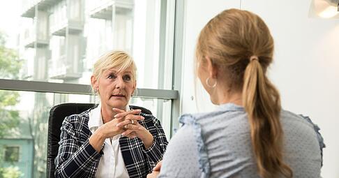 Abmahnung erhalten: Jetzt ist es wichtig, aktiv zu werden und das Gespr&auml;ch mit der F&uuml;hrungskraft zu suchen, um m&ouml;gliche Missverst&auml;ndnisse auszur&auml;umen.