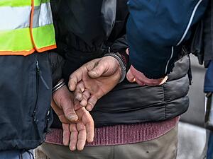 Bei einer Festnahme in Heilbronn sind zwei Polizisten verletzt worden. (Symbolbild)