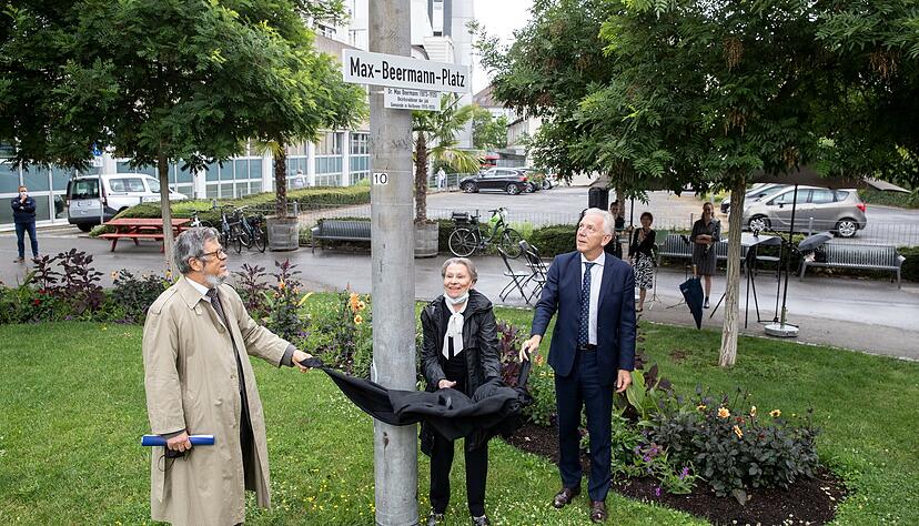 Günter Spengler, Avital Toren und OB Harry Mergel (v.l.) enthüllen das neue Schild auf dem Max-Beermann-Platz zwischen Sparkasse und Stimme-Gebäude.
Foto: Veigel