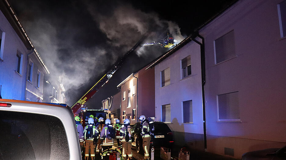 Dichter Rauch steigt bei einem nächtlichen Gebäudebrand auf. Dichter Rauch steigt bei einem nächtlichen Gebäudebrand auf.