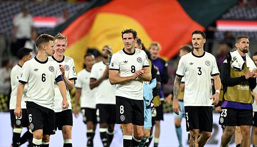 Pure Erleichterung: Nach dem Spiel gab es für die deutschen Spieler um Kapitän Joshua Kimmich (l) und Leon Goretzka (M) doch noch Applaus.