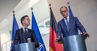 Im Zentrum der Gespräche von Kanzler Friedrich Merz (CDU) mit Nato-Generalsekretär Mark Rutte standen die Verhandlungen über eine Friedenslösung für die Ukraine.