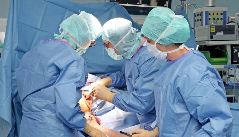 Rund 90 Minuten dauert das Einsetzen einer inversen Schulterprothese vom Schnitt bis zur Naht. Fotos: