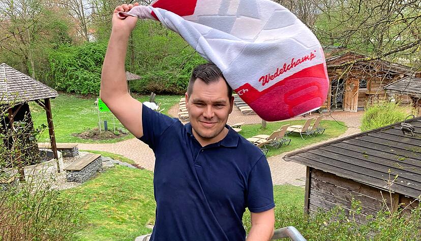 Andreas Adler ist stellvertretender Teamleiter im Bad Rappenauer Rappsodie und bei den G&auml;sten f&uuml;r seine intensiven Aufg&uuml;sse bekannt. Auf seinem Handtuch steht Wedelchamp.
Foto: Adrian Hoffmann