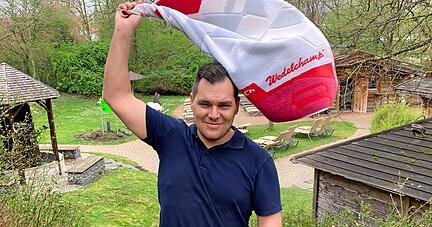 Alexander Adler ist stellvertretender Teamleiter im Bad Rappenauer Rappsodie und bei den G&auml;sten f&uuml;r seine intensiven Aufg&uuml;sse bekannt. Auf seinem Handtuch steht Wedelchamp.
Foto: Adrian Hoffmann