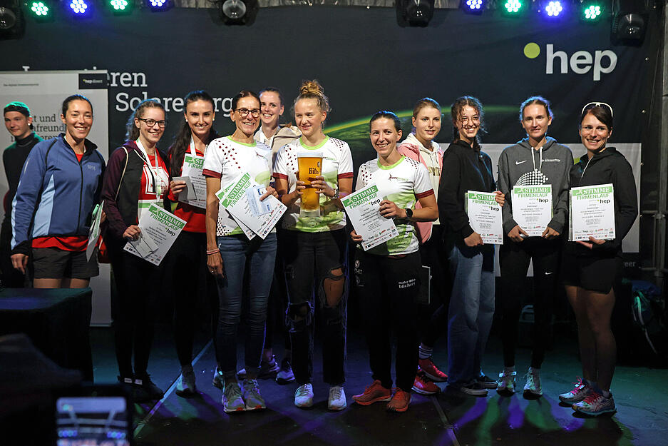 Firmenlauf 2023, Siegerehrung "Kaufland Rennmäuse" (3. Platz), "Happy Fitness" (1. Platz), "Gamechancer" (2. Platz)