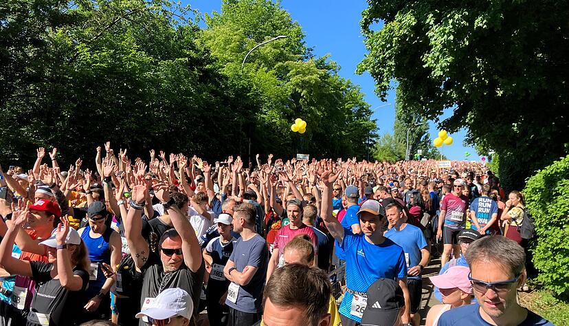 La-Ola-Welle über die gesamte Badstraße: Auch beim Trollinger-Halbmarathon in Heilbronn war am Sonntag der Andrang groß. La-Ola-Welle über die gesamte Badstraße: Auch beim Trollinger-Halbmarathon in Heilbronn war am Sonntag der Andrang groß.