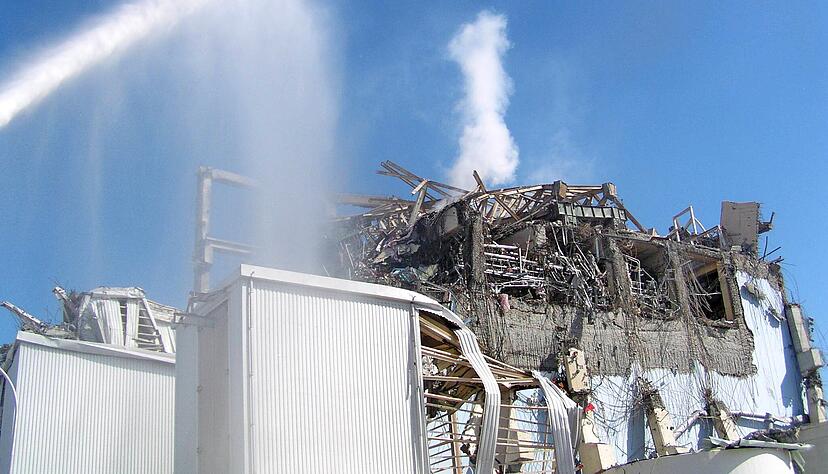 Folge des Tsunamis: Rauch steigt über dem japanischen Katastrophen-Kernkraftwerk Fukushima Daiichi auf.
Foto: Tepco Folge des Tsunamis: Rauch steigt über dem japanischen Katastrophen-Kernkraftwerk Fukushima Daiichi auf.
Foto: Tepco