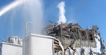 Folge des Tsunamis: Rauch steigt &uuml;ber dem japanischen Katastrophen-Kernkraftwerk Fukushima Daiichi auf.
Foto: Tepco