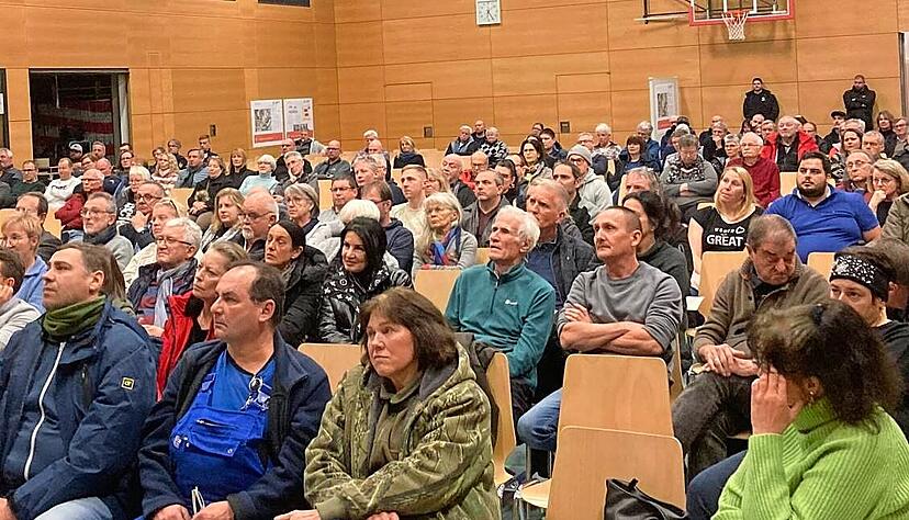 Rund 200 Menschen informierten sich im Januar über die geplante Unterkunft. Nun werden Unterschriften dagegen gesammelt. Rund 200 Menschen informierten sich im Januar über die geplante Unterkunft. Nun werden Unterschriften dagegen gesammelt.