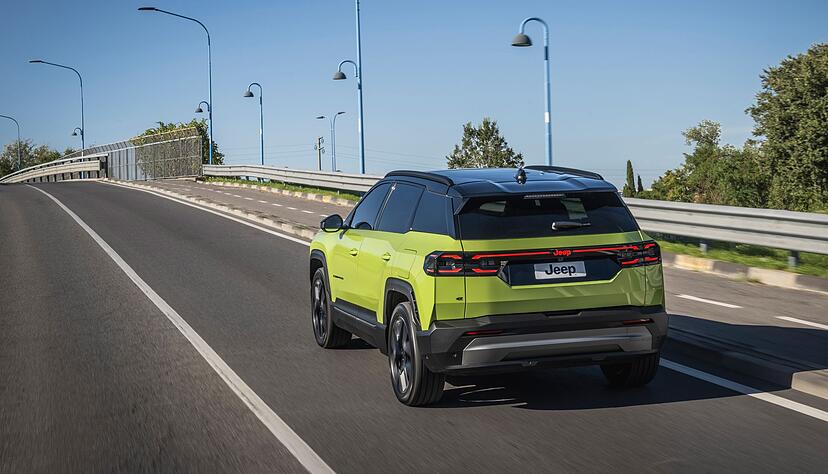 Variantenreich in die Zukunft: Vom Compass bringt Jeep Versionen mit Verbrenner und Plug-in-Hybrid sowie reine E-Versionen.