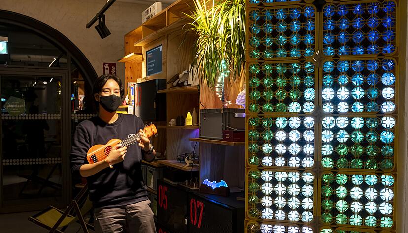 Kreativ darf es im Maker Space sein: Kevin spielt auf einer Ukulele aus dem 3-D-Drucker. Rechts sorgt eine Lichtorgel aus Mate-Tee-Flaschen für besondere Effekte. "Wir sind immer offen für neue Leute", sagt Mitarbeiter Joni über den Treff. Fotos: Tina Schulze Kreativ darf es im Maker Space sein: Kevin spielt auf einer Ukulele aus dem 3-D-Drucker. Rechts sorgt eine Lichtorgel aus Mate-Tee-Flaschen für besondere Effekte. "Wir sind immer offen für neue Leute", sagt Mitarbeiter Joni über den Treff. Fotos: Tina Schulze