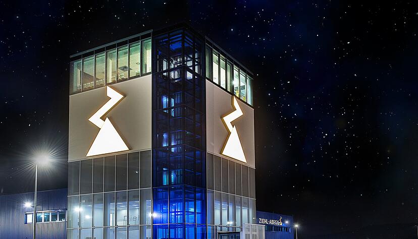 Im Tower auf dem Gelände von Ziehl-Abegg befindet sich das DeSi Restaurant mit durchgängiger Fensterfront. Im Tower auf dem Gelände von Ziehl-Abegg befindet sich das DeSi Restaurant mit durchgängiger Fensterfront.