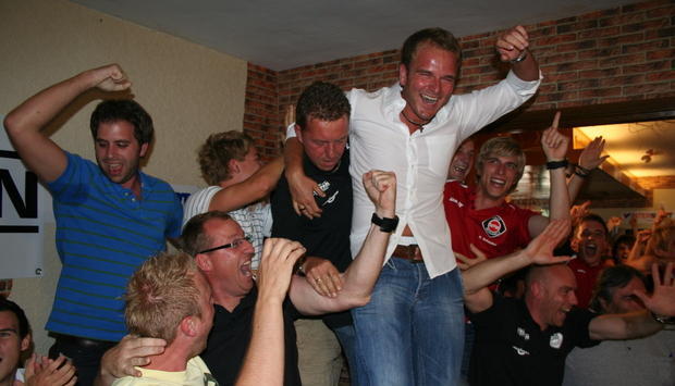 Jubel im Vereinsheim des Sechstligisten SpVgg Neckarelz. Jubel im Vereinsheim des Sechstligisten SpVgg Neckarelz.