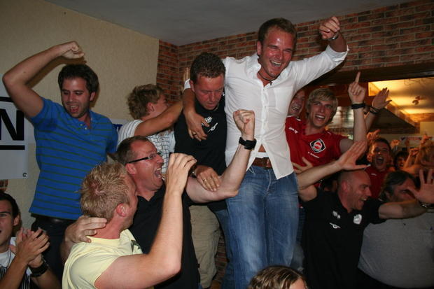 Jubel im Vereinsheim des Sechstligisten SpVgg Neckarelz. Jubel im Vereinsheim des Sechstligisten SpVgg Neckarelz.